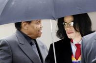 マイケルが残した「虐待の連鎖」の悲しい謎──被害男性とその家族の20年