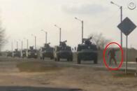 ウクライナに「タンクマン」現る　生身でロシア軍の車列に立ち向かう