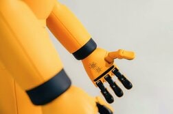 人手不足の救世主になるか…車から荷物を取り出し、玄関先まで届ける人型ロボットの驚くべき映像