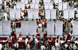 中国の若年失業率、5月は15.6％に改善　11カ月ぶり低水準