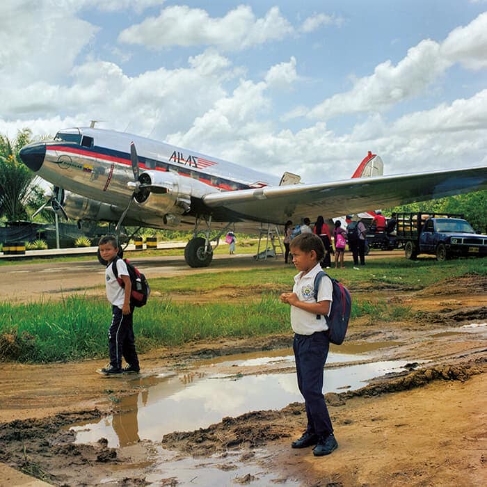 バランコミナスの滑走路を歩く子供たち。未舗装の滑走路への着陸時、機体が大きくバウンドすることもある