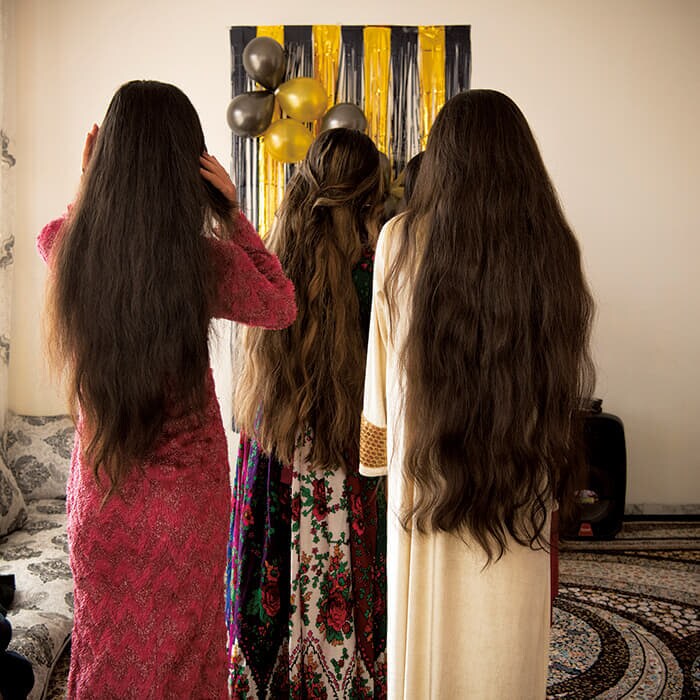 友人の誕生日を祝うカブールの10代の少女たち。音楽やダンスはタリバン政権によって禁止されているが、少女たちは家の中や閉ざされた空間で、ダンスや誕生日会を続けている