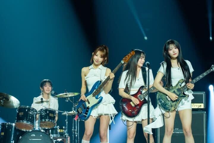 ４人組の女性バンドQWER