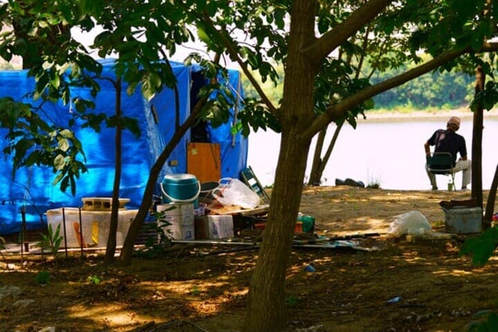 荒川河川敷のホームレス