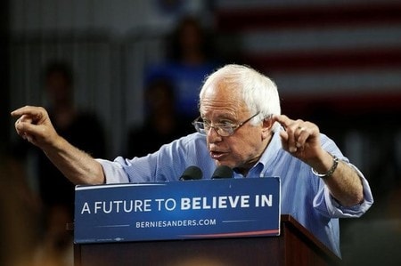　５月３１日、ベネズエラのマドゥロ大統領は、米大統領選では民主党の候補指名を目指すバーニー・サンダース上院議員（バーモント州）を支持すると述べるとともに、もし投票が「自由」であればサンダース氏が勝つだろうとの見方を示した。写真はサンタクルーズで５月撮影（２０１６年　ロイター/STEPHEN LAM）
