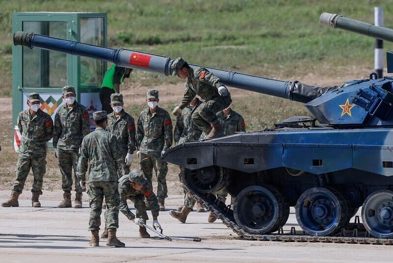 中国国防省は17日、中国人民解放軍がロシア、インド、ベラルーシ、タジキスタンなどとの合同演習に参加するためにロシアに部隊を派遣すると発表した。写真はロシアの軍事イベントに参加した中国軍部隊、モスクワ郊外で16日撮影。（2022年　ロイター/Maxim Shemetov/File Photo）