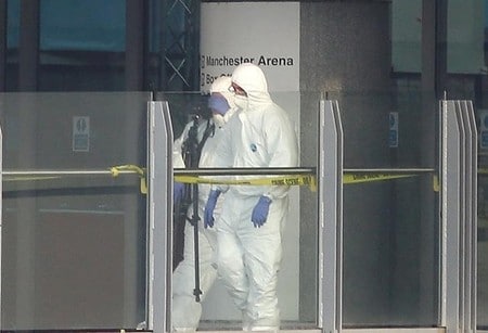 　５月２３日、英国マンチェスターのアリーナ付近で起きた爆発事件で「イスラム国」が犯行声明を出した。写真は現場を調べる捜査員ら。同日撮影（２０１７年　ロイター／Andrew Yates）