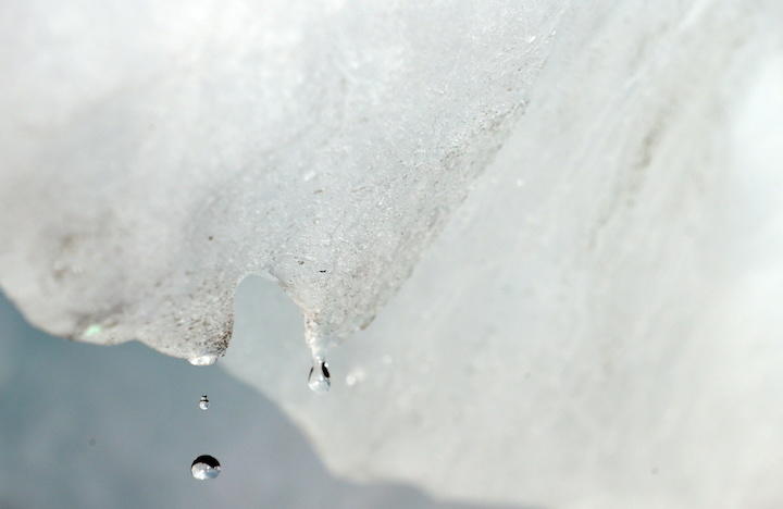 危機の象徴としてグリーンランドの氷山から英グラスゴーのCOP26に運ばれた氷（11月3日）　Hannah McKay-REUTERS