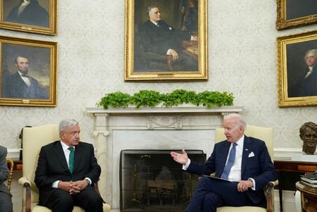 ７月１２日、米国のバイデン大統領（写真右）は、ワシントンでメキシコのロペス・オブラドール大統領（同左）と会談を行い、移民問題は「米州半球の共通した課題」との認識を示した。ホワイトハウスで撮影（２０２２年　ロイター/Kevin Lamarque）