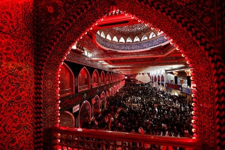 　８月３０日、イランはイラクとの国境を閉鎖し、国民にイラクへの渡航を避けるよう求めた。写真はイラクのシーア派の聖都カルバラで２０２１年９月撮影（２０２２年　ロイター/Abdullah Dhiaa Al-Deen）