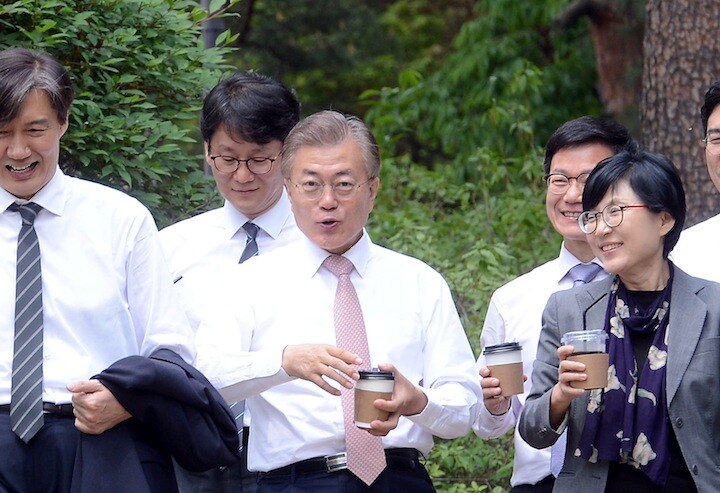 文在寅（ムン・ジェイン）大統領と首席秘書官　Yonhap via REUTERS