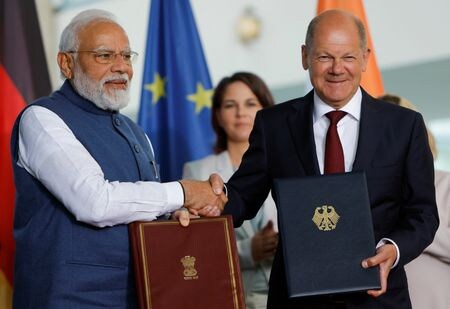 ドイツのショルツ首相は２日、インドとの２国間協力に向けて今後数年間に計１００億ユーロ（約１０５億２０００万ドル）を拠出することを明らかにした。写真はショルツ首相（右）とインドのモディ首相（左）。ベルリンで撮影（２０２２年　ロイター/Michele Tantussi）