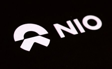 ４月１３日、中国ＥＶメーカー、蔚来汽車（ＮＩＯ）の創業者李斌（ウイリアム・リー）氏は、米ハーバード大学主催のイベントで講演し、米国で政治家らが中国メーカーの米自動車市場参入制限を強化しようとする中、市場を開放するよう訴えた。 写真は同社のロゴ。１月撮影（２０２４年　ロイター／Dado Ruvic）