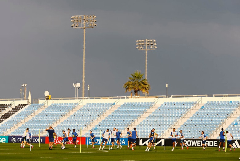 準々決勝のフランス戦を控え、チーム練習に励むイングランド代表の選手たち（12月7日、アルワクラ）　Peter Cziborra-REUTERS
