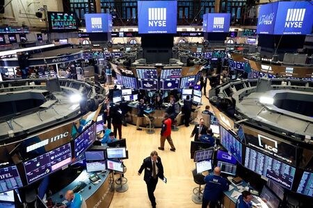 　１６日からの週の米株式市場では、１８日の連邦公開市場委員会（ＦＯＭＣ）声明発表が注目される見通しだ。利下げで新型コロナウイルス感染症が治るわけではないものの、投資家は連邦準備理事会（ＦＲＢ）が株式市場鎮静化につながる一定の行動をとることができると期待している。ニューヨーク証券取引所で１３日撮影（２０２０年　ロイター/Lucas Jackson）