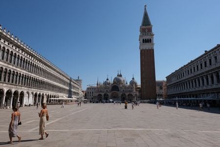 １１月２３日、  イタリア北部ベネチア市当局は、オーバーツーリズム（観光公害）対策として試験的に導入する観光客からの「入場料」徴収について、来年４月から実施すると発表した。ベニスで８月撮影（２０２３年　ロイター/Manuel Silvestri）