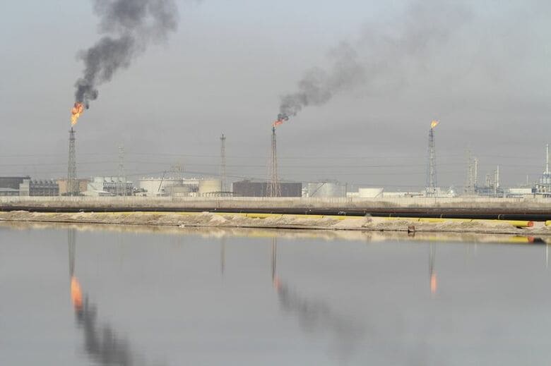 １月２８日、ロシアエネルギー相は、サウジアラビアが産油国各国が生産量をそれぞれ最大５％削減することを提案したと述べた。写真は１月２６日、イラク・バスラの製油所を撮影（２０１６年　ロイター/Essam Al-Sudani）