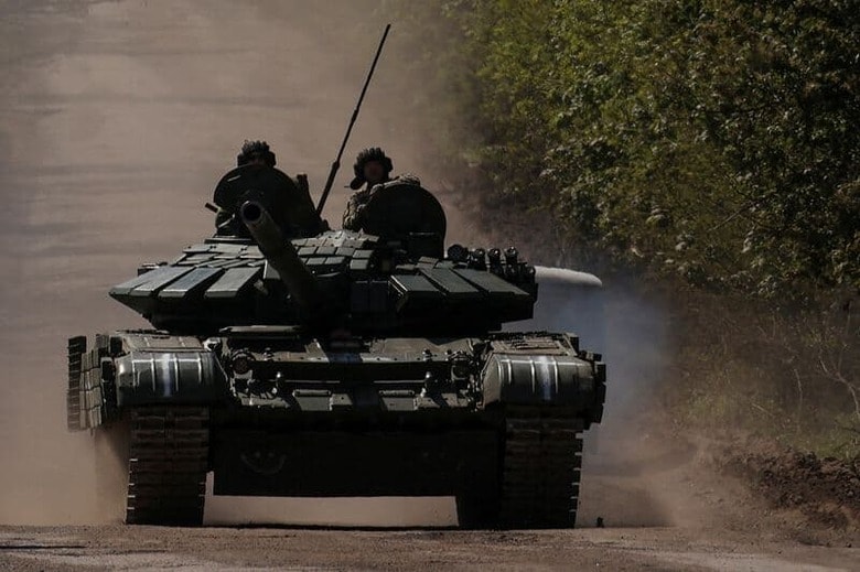 ウクライナ軍は、東部の激戦地バフムト周辺でさらに前進を遂げたと明らかにした。写真はバフムトで戦車に乗るウクライナ兵。12日撮影（2023年　ロイター／Sofiia Gatilova）