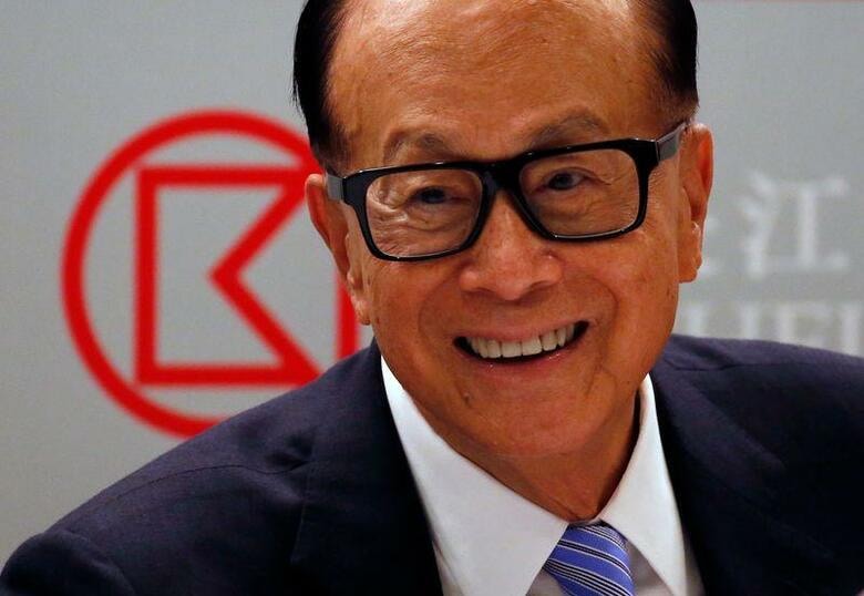 香港で「超人」と称せられる李嘉誠氏は、抗議活動が香港を揺るがす前から、中国との経済的な絆を弱めていた。写真は2016年3月、香港で記者会見する伝説の大富豪、李嘉誠氏（2019年　ロイター/Bobby Yip）