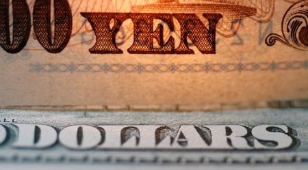 　１月２５日、ドル安／円高が止まらない。米国のセーフガード発動で貿易摩擦問題への懸念が高まる中、米財務長官のドル安容認発言が拍車をかけている。写真は円とドルの紙幣、２０１０年９月撮影（２０１８年　ロイター/Yuriko Nakao）