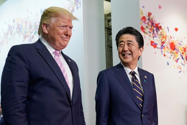第一次トランプ政権時代のトランプ大統領と当時の安倍晋三首相（2019年6月）　Kevin Lamarque-Reuters