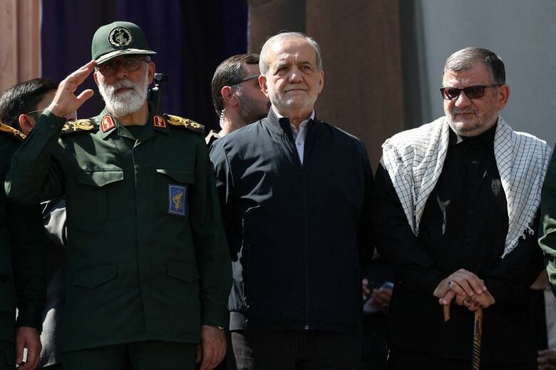 イランのマスード・ペゼシュキアン大統領が、2026年9月18日、イランのテヘランで行われた軍事行進に出席した。Majid Asgaripour/WANA（西アジア通信社）提供、ロイター経由。編集者の皆様へ - この写真は第三者から提供されたものです。イスラエル国外。イスラエルでの商業販売または編集販売は禁止。イスラエルのメディアはアクセス禁止。BBCペルシャ語放送は使用禁止。VOAペルシャ語放送は使用禁止。MANOTOは使用禁止。イラン・インターナショナルは使用禁止。ラジオ・ファルダは使用禁止。デジタル：BBCペルシャ語放送は使用禁止。VOAペルシャ語放送は使用禁止。MANOTOは使用禁止。イラン・インターナショナルは使用禁止。ラジオ・ファルダは使用禁止。