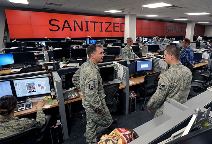 米サイバー軍の一翼を担うコロラド州の空軍基地のサイバー部隊　Rick Wilking-REUTERS