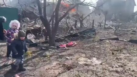 　３月１１日、ウクライナの親ロシア武装勢力は南東部マリウポリの北にあるボルノバハを制圧した。ロシア通信（ＲＩＡ）が、ロシア国防相の話として伝えた。写真はソーシャルメディアに投稿された、ロシア軍による攻撃後のマリウポリの住宅地。提供写真（２０２２年　ロイター）