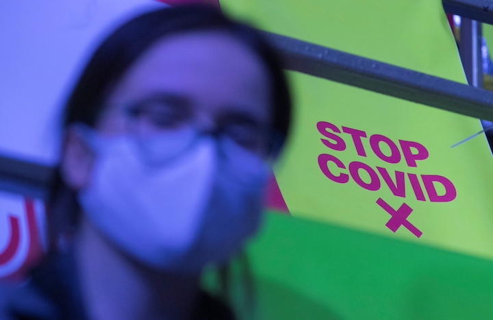 感染予防を訴えるサイン（昨年冬にモスクワで催されたエクストリームスポーツフェスティバルで）Shamil Zhumatov-REUTERS