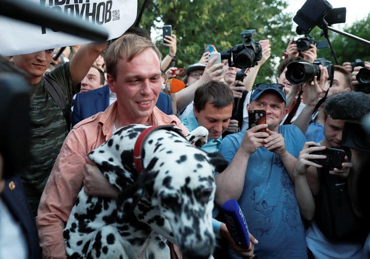 捜査は打ち切りで自宅軟禁も解けた。愛犬や支援者らと祝うジャーナリストのゴルノフ（6月11日）　Shamil Zhumatov- REUTERS