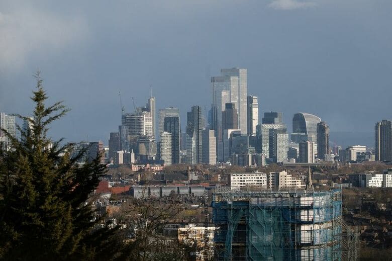 写真は3月25日、英ロンドンで撮影。 REUTERS/Isabel Infantes
