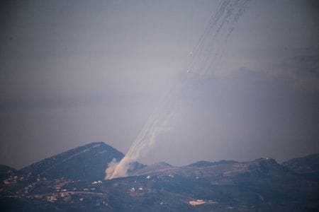 レバノンからイスラエルに向けてロケット弾が発射される様子。レバノンとの国境のイスラエル側から3月3日撮影。REUTERS/Gil Eliyahu