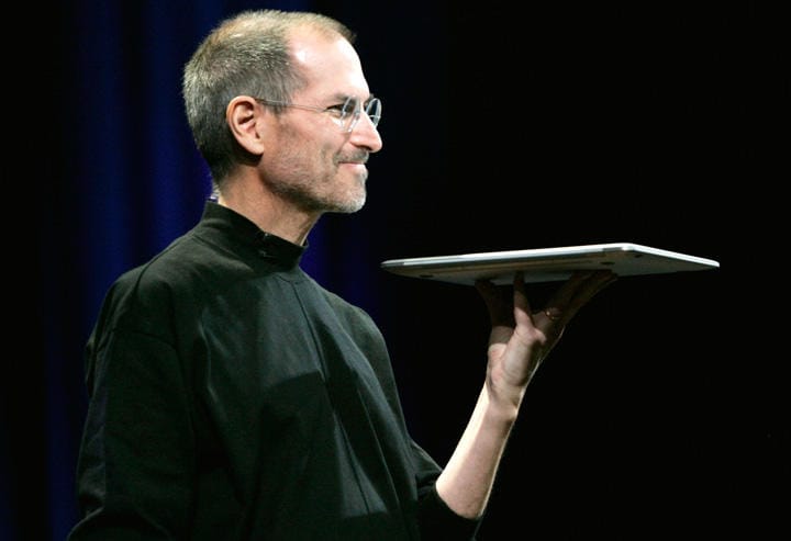 製品発表会でプレゼンテーションをするスティーブ・ジョブズ（2008年）　Robert Galbraith-REUTERS