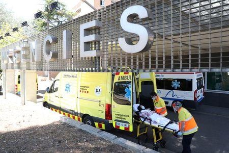 スペインのエル・パイス紙は７月２６日、同国の新型コロナウイルス感染症による死者数について、公式発表の２万８４３２人よりも６０％近く多い可能性があるとする独自調査の結果を報じた。４日、リェイダの病院で撮影（２０２０年　ロイター/Nacho Doce）