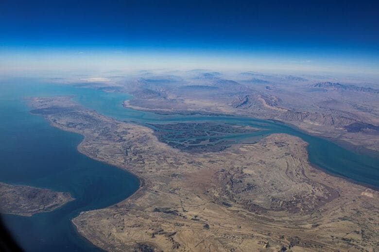 写真はホルムズ海峡と、イラン沿岸とケシュム島。2023年12月、上空から撮影。REUTERS