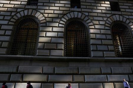 　１０月１０日、ニューヨーク地区連銀が公表したプライマリーディーラー調査によると、米大手銀行が想定する連邦準備理事会（ＦＲＢ）による保有資産圧縮（量的引き締め＝ＱＴ）の終了時期は来年４月で、今年７月時点の前回調査から変わらなかった。写真はニューヨーク地区連銀の建物。ニューヨークで２０２３年６月撮影（２０２４年　ロイター/Shannon Stapleton）