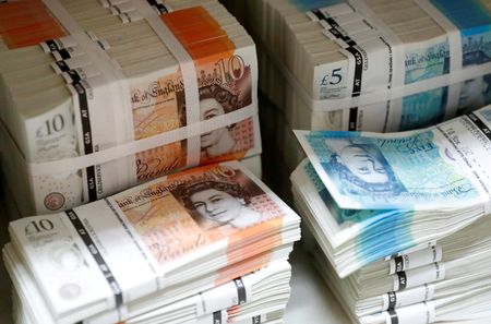 元イングランド銀行（英中央銀行）副総裁のジョン・グリーブ氏は２６日、英国の外貨準備はポンドを下支えする手段としては有効でないとの見方を示した。ポンド紙幣、２０１７年撮影。（2022年　ロイター/Leonhard Foeger/File Photo）