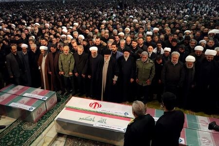 イランの首都テヘランでは６日、３日の米国の空爆により死亡した革命防衛隊の精鋭「コッズ部隊」のソレイマニ司令官の葬儀が、最高指導者ハメネイ師の主宰で執り行われた。写真は葬儀を執り行うハメネイ師ら。同師サイトより（２０２０年　ロイター）