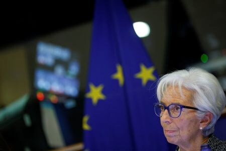 ラガルドＥＣＢ総裁はユーロ圏のインフレはピークに達しておらず、現時点の見通しより一段と上昇するリスクがあるという認識を示し、一連の追加利上げ実施の可能性を示唆した。２８日 、ブリュッセルで撮影（２０２２年　ロイター/Johanna Geron）