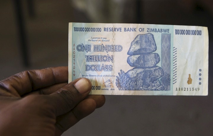 　　ジンバブエで発行された100兆ジンバブエドル札　　Philimon Bulawayo-REUTERS
