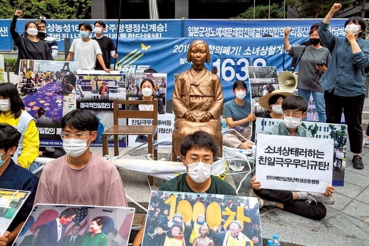 ソウルにある慰安婦像（平和の少女像）の前では、日韓合意の破棄を求める学生団体が座り込み（2020年）　CHRIS JUNGーNURPHOTO／GETTY IMAGES