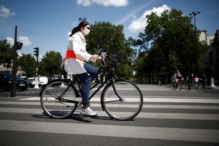 ５月２５日、フランスは、新型コロナウイルス感染症による死者数が再び世界で４番目に多い国となった。パリで撮影（２０２０年　ロイター/Benoit Tessier）