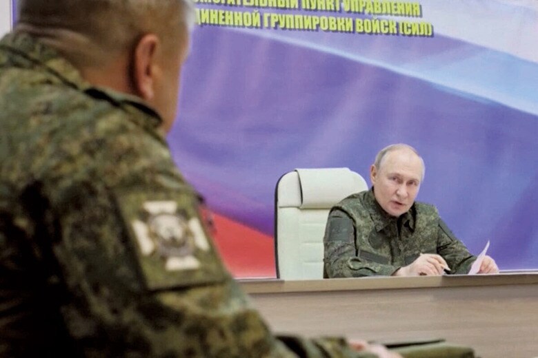 迷彩服を着たプーチン