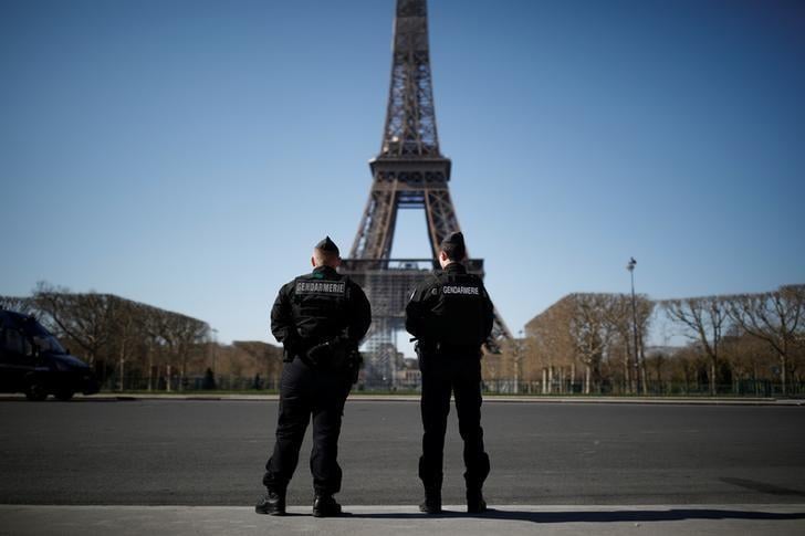 フランスで新型コロナウイルス感染症による死者が１６９６人に達した。１日の増加としてはこれまでで最多となり、フィリップ首相は全土封鎖措置を４月１５日まで延長すると発表した。写真は３月２３日、パリで（２０２０年　ロイター／Benoit Tessier）