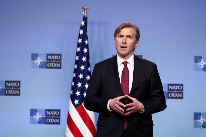 写真はコルビー米国防次官（政策担当）。2月12日、ブリュッセルで撮影。REUTERS/Tom Nicholson