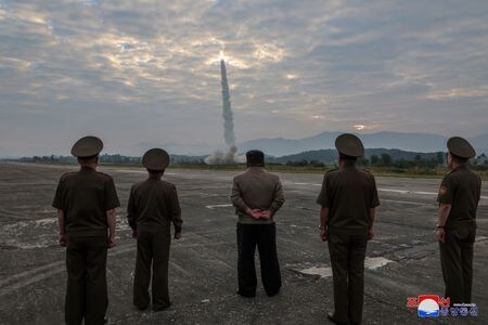 ９月１８日、北朝鮮が、金正恩朝鮮労働党総書記の指揮の下、超大型弾頭を装着した新型戦術弾道ミサイルと改良型巡航ミサイルの発射実験を行ったと、国営朝鮮中央通信（ＫＣＮＡ）が伝えた。写真はロイターが１９日に入手。ＫＣＮＡ提供（２０２４年　ロイター）