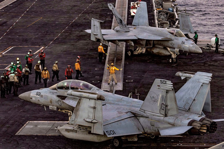 アラビア海に展開する空母エイブラハム・リンカーンと戦闘機　ZOE SIMPSON-U.S. NAVY