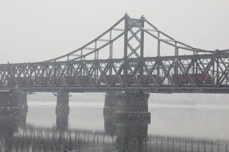 　２月２４日、中国税関総署が公表したデータによると、中国から北朝鮮への１月の燃料輸出はほぼゼロだった。写真は中国と北朝鮮の国境にかかる橋。１月撮影（２０１８年／ロイター）