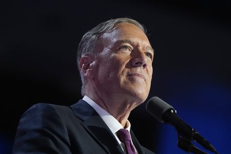 日本製鉄が、米鉄鋼大手ＵＳスチール買収に向け、トランプ前米政権で国務長官を務めたマイク・ポンペオ氏（写真）をアドバイザーに起用したと、ブルームバーグ（ＢＢＧ）通信が２０日伝えた。１８日撮影（２０２４年　ロイター/Elizabeth Frantz）