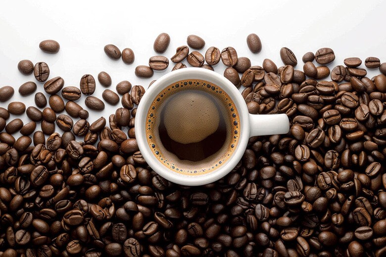 コーヒーを常飲する人は飲まない人に比べ腸内の特定の細菌が8倍に　FLOWTRUME/SHUTTERSTOCK